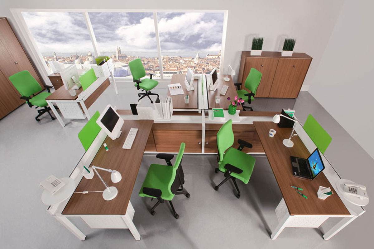 Нашему офису 3 года. Мебель Profiquadro. Расстановка столов в офисе. Расположение столов в офисе. Расстановка офисной мебели.
